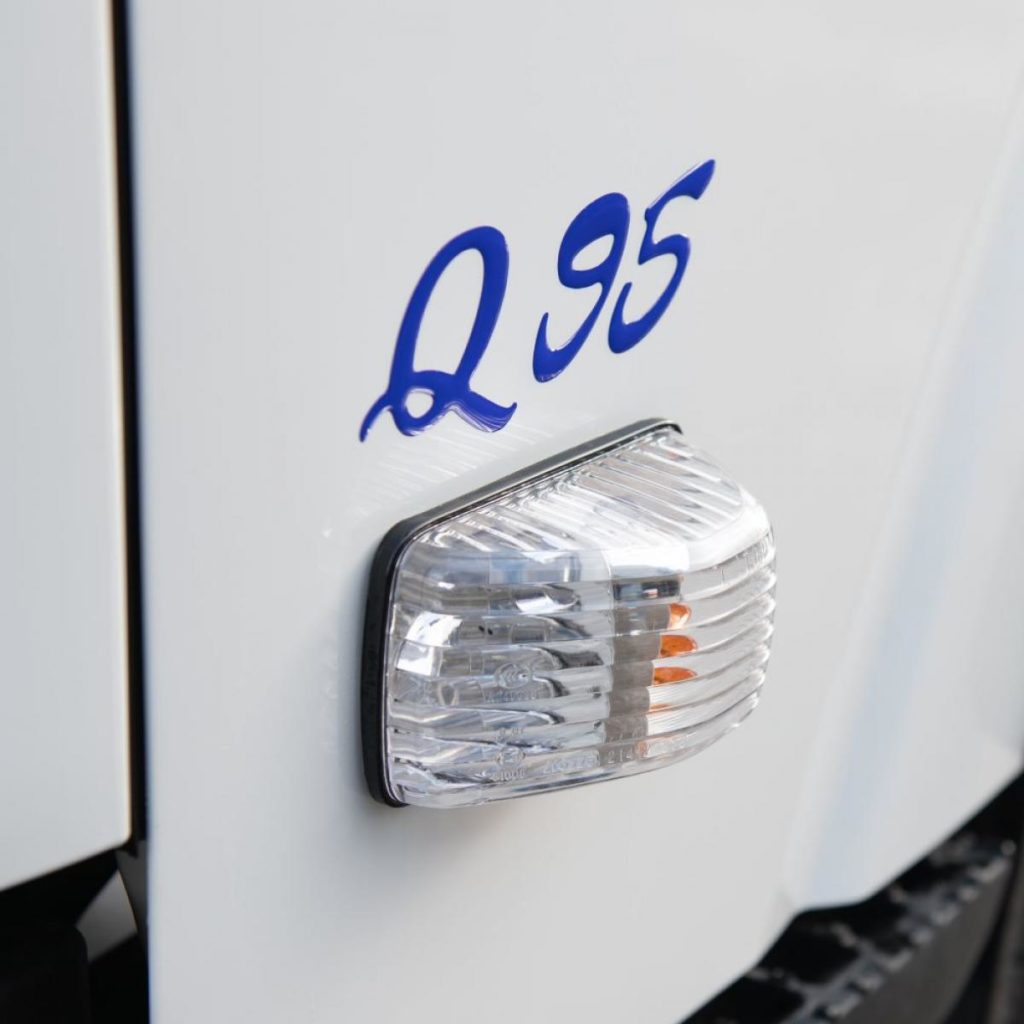 Isuzu truck Q95